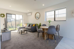Luxury 2 Bedroom Townhouse By Hagley Park In CBD